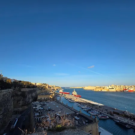 아파트 Valletta Family Waterfront & Gardens