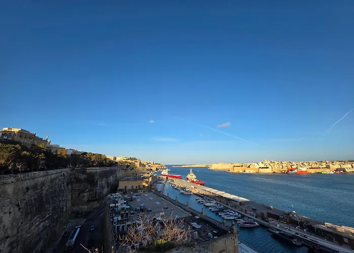 아파트 Valletta Family Waterfront & Gardens